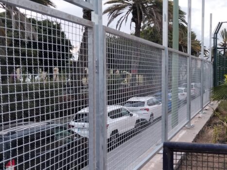 <strong>El Ayuntamiento renueva el vallado perimetral del Pabellón García San Román para reforzar su seguridad</strong>